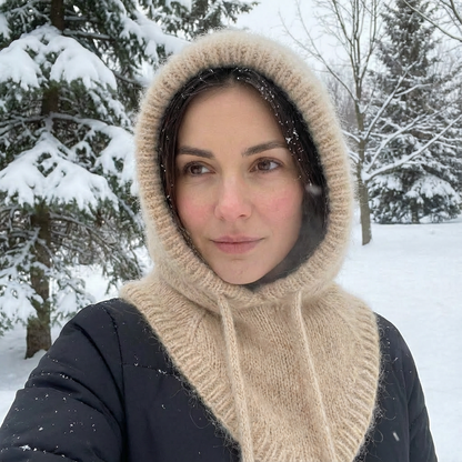 Cagoule hivernale en angora – tricotée à la main